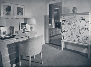 W. & J. Sloane. Salle de loisirs des photographes montrant un bureau en chêne naturel, une couverture tissée à la main - Unbekannt