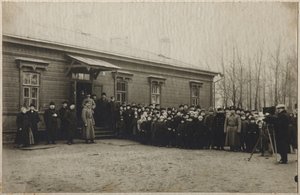 Attente pour le retrait du corps de Léon Tolstoï à la gare d