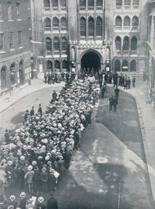 Attendre pour entrer dans le Guildhall pour la première grande réunion d