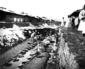Lavage des vêtements en extérieur, Corée, 1900