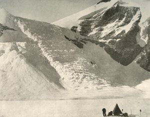 Camp de la partie occidentale le 28 décembre sous un glacier suspendu aux rochers de la Cathédrale, 1909 - Unbekannt