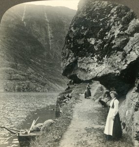 Où la route se glisse sous les falaises surplombantes par les eaux du Nerofjord, Norvège, vers 1905 - Unbekannt