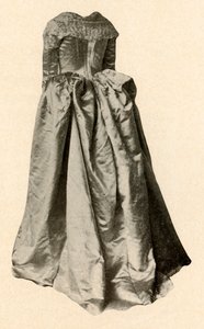 Robe de mariée en satin blanc portée par Mme St. Clair à Philadelphie, 1760, 1937