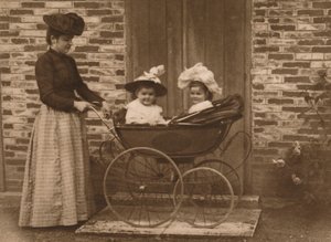 Femme et enfants dans une poussette, 1937 - Unbekannt