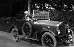 Femme conduisant une voiture, 1930 - Unbekannt