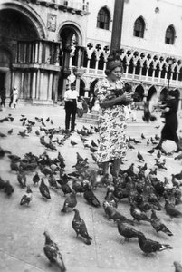Femme entourée de pigeons, place Saint-Marc, Venise, Italie - Unbekannt