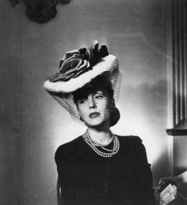 Femme portant un chapeau et un voile par le créateur de mode français Jacques Fath - Unbekannt