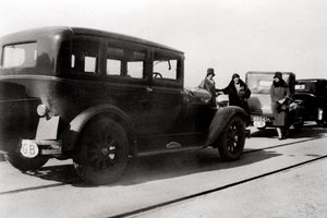 Femmes et voitures garées, 1930 - Unbekannt
