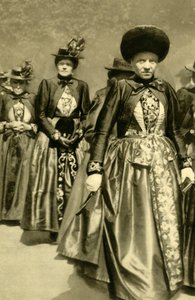 Femmes en costume traditionnel, Schruns, Vorarlberg, Autriche, vers 1935 - Unbekannt