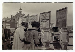 Femmes regardant des machines 
