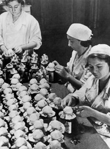 Femmes scellant des flacons de sang donné, Seconde Guerre mondiale, Moscou, 1941 - Unbekannt