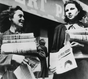 Femmes vendant des journaux allemands, Paris occupé par les Allemands, 19 juillet 1940 - Unbekannt