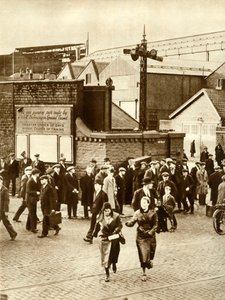 Travailleurs quittant... après la suspension de la construction du Cunarder 534, décembre 1931 - Unbekannt