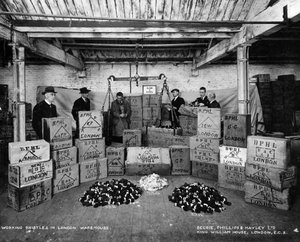 Travail avec des poils dans un entrepôt, Londres, 1938