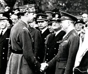 Seconde Guerre mondiale : De Gaulle salue Eisenhower, 1944
