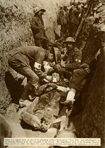 Soldat blessé soigné dans les tranchées, Bataille de la Somme, Première Guerre mondiale, 1916, 1935 - Unbekannt