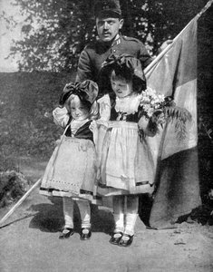 Jeunes enfants alsaciens en costume traditionnel avec un soldat français, Première Guerre mondiale, 1915 - Unbekannt
