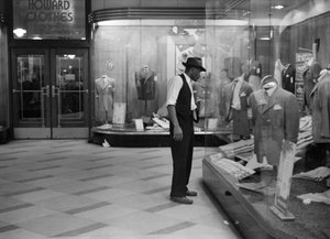 Jeune homme faisant du lèche-vitrine, États-Unis, c.1941 - Unbekannt