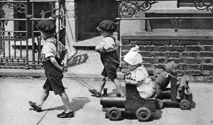 Jeunes enfants jouant dans la rue, Londres