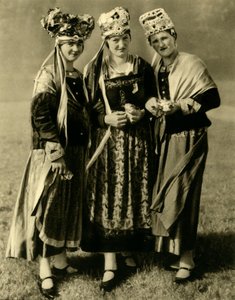 Jeunes femmes en costume traditionnel, Styrie, Autriche, vers 1935 - Unbekannt