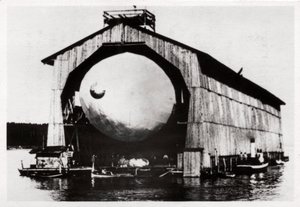 Zeppelin LZ1 dans un hangar flottant à Manzell, Friedrichshafen, Allemagne, 1900 - Unbekannt
