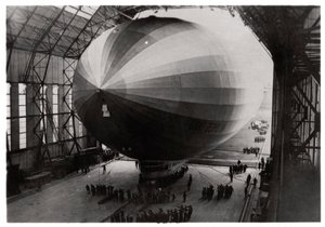 Zeppelin LZ 127 Graf Zeppelin entrant dans son hangar - Unbekannt