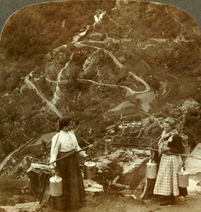 Zigzags de la célèbre route de Grjotlid - laitières de montagne en chemin près de Marok, Norvège - Unbekannt
