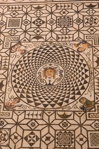 Carmona, province de Séville, Espagne. Mosaïque romaine de Méduse à l