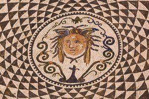 Carmona, Province de Séville, Espagne. Mosaïque romaine de Méduse à l