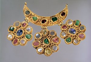 Collier en forme de croissant avec pendentifs sertis de pierres semi-précieuses, Moscou, fin du 14e ou début du 15e siècle - Unbekannt Unbekannt
