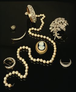 Quatre broches en diamant victoriennes ; camée ovale sculpté ; collier de perles de culture