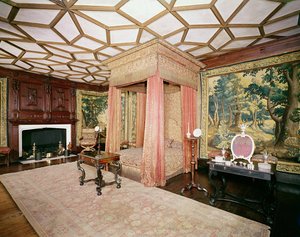 Tentures et couvre-lit en satin rouge et tissu d