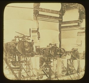 Machines à tricoter en action dans l