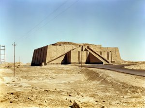 Façade nord-est du ziggurat, vers 2100 av. J.-C.