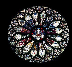Rosace nord, pierre du XIIIe siècle, verre du milieu du XVe siècle