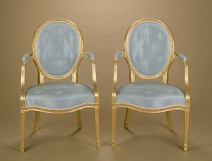 Paire de fauteuils dorés à dossier ovale de style Adam, tapissés de bleu, c.1780