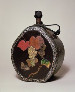 Flacon de saké incrusté de nacre, japonais, probablement 19e siècle
