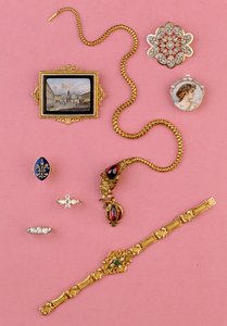 Sélection de bijoux du 20ème siècle : collier serpent en grenat cabochon ; broche en mosaïque miniature ; bracelet en émeraude et diamant