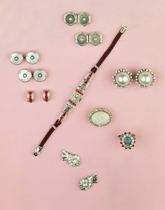 Sélection de bijoux Art Déco ; montre en rubis calibre ; boutons, boutons de manchette et clous ; boucles d