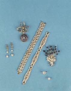 Sélection de bijoux Art Déco : bracelets à maillons ; montre à gousset en saphir et diamant ; bagues solitaires ; broche en spray de saphir cabochon (diamant)