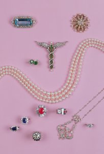 Sélection de bijoux victoriens et édouardiens : broche en aigue-marine, broche étoile à dix branches, pendentif en diamant et platine, bagues en saphir, rubis et émeraude