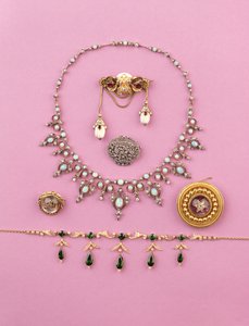 Sélection de bijoux victoriens : collier à franges en tourmaline et perles fendues ; broche ovale en diamant taillé en rose ; collier en opale et diamant ; broche étoile en améthyste cabochon ; cristal d