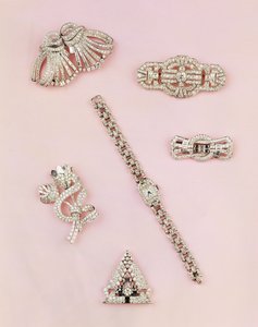Sélection de bijoux en diamant : broche en diamant en forme de spray baguette et marquise ; clip en diamant Art Déco ; broche en diamant en panneau ; montre-bracelet en diamant pour femme