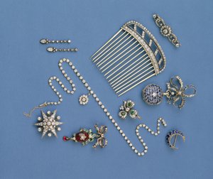 Sélection de bijoux en diamant : peigne à cheveux ; collier à collet gradué ; broche croissant en saphir ; pendentif en émail carbuncle ; montre à gousset ; broche étoile