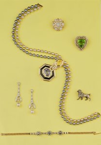 Sélection de bijoux : collier de perles de culture style Art Déco avec saphirs jaunes et bleus ; boucles d