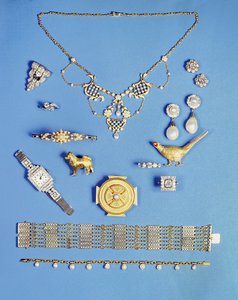 Sélection de bijoux : pendentif en perles et or ; broche Art Déco en diamants ; boucles d