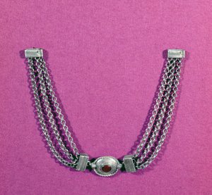 Collier en argent comprenant une cornaline, dans un cadre ovale bordé d