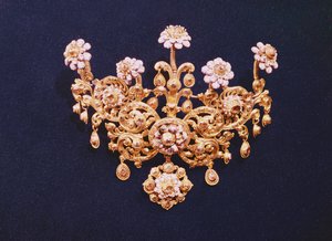Devant de corsage, espagnol, XVIIIe siècle (or serti de diamants taillés en rose)
