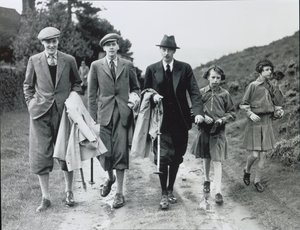 10e duc avec ses quatre enfants, Billy, Andrew, Anne et Elizabeth à Bolton Abbey, vers 1938 - William M. Timlin