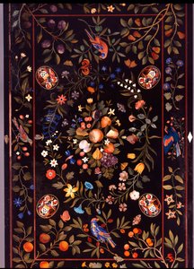 Un plateau de table florentin en pietra dura incrusté de divers marbres et lapis-lazuli centré par une présentation de fruits, vers 1670